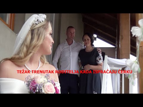 Težak Trenutak Roditelja Kada ispraćaju Ćerku Mjesto Kalesija. Snimatelj Ramiz