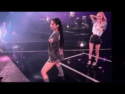 221116 LISA hyping JENNIE; JENNIE twerk ♡ #BORNPINKinNewark_Day2