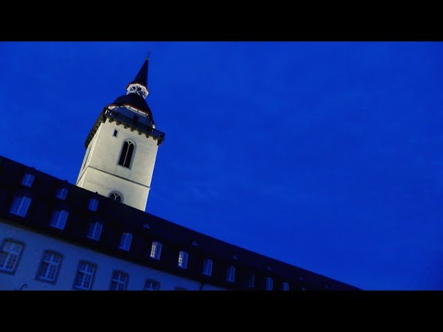 Kirchturm auf dem Siegburger Michaelsberg strahlt wieder