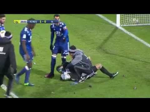Anthony Lopes se prend un pétard pendant le match Lyon vs Metz