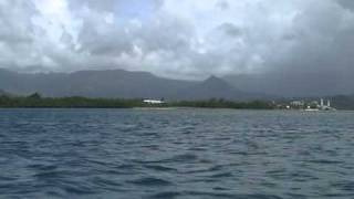 preview picture of video '737 landing on Pohnpei shot from moving boat'