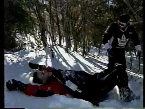 Conan se učí jezdit na snowboardu