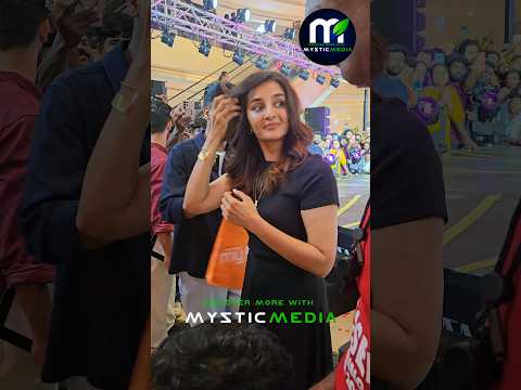 നിലത്ത് വീണ കടലാസ് പെറുക്കി എടുത്ത് ക്ലീൻ ചെയ്ത് മഞ്ജു വാര്യർ Manju Warrier #manjuwarrier