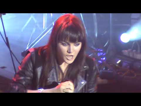 Ewa Farna - Toužím - Live @ Musiq1 Awards 15.10.2009