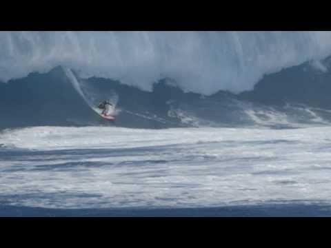 Tom Lowe cavalca una delle onde più pericolose al mondo grazie a Vodafone First