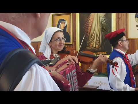 Uroczystość ślubna w oprawie kapeli ludowej Zalasowianie