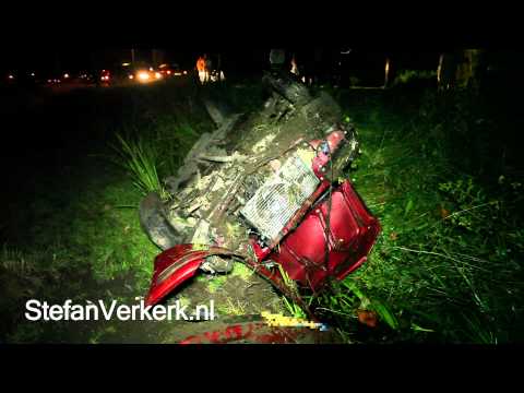 Auto in de sloot en op de kop Vaarbekerweg 't Harde - ©StefanVerkerk.nl