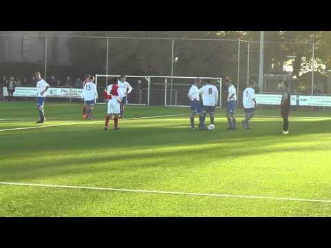 1 nov 2015 't Goy 1 - UVV 1 com 2-3 Bishoy wordt aan shirt getrokken; penalty