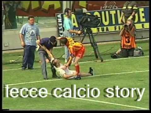 Pacifica invasione di campo di un ultras leccese durante Cesena-LECCE 0 a 3 del 15 giugno 1997