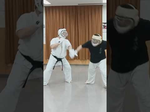 『軸の崩し』無門会空手の本質的な部分#karate #突き技 #無門会 #空手 #空手道 #実戦空手 #受即攻