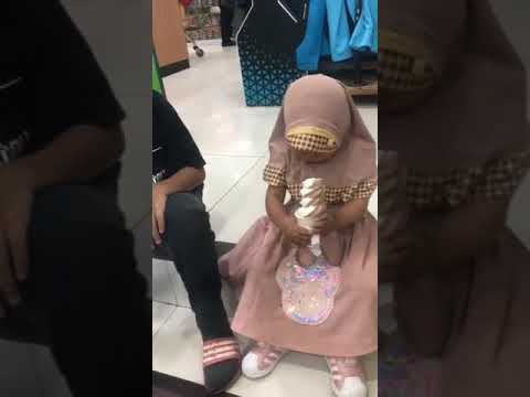 dede anindya makan es krim..