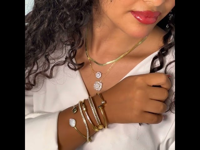 أسورة أنيقة باللون الذهبي (B825) .