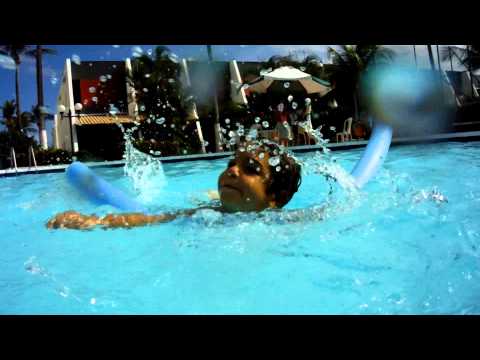 Christian na Piscina nadando sozinho com 26meses