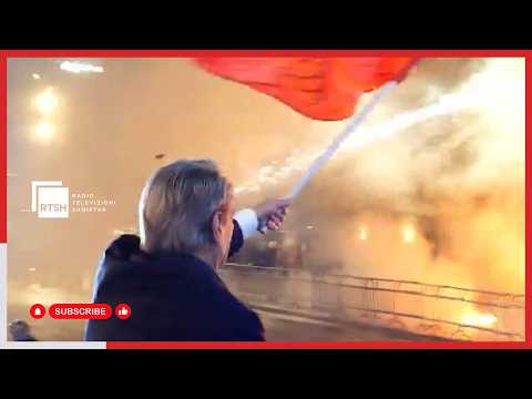Protesta e opozitës, militantët e PD-së hedhin molotov dhe fishek-zjarre drejt kryeministrisë