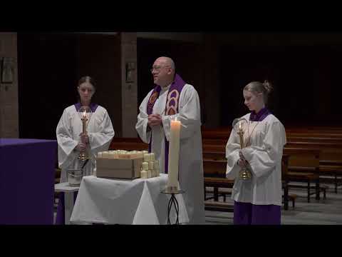 Pfr. Heinz Intrau segnet Kerzen für die Ostereiersammlung der Messdiener