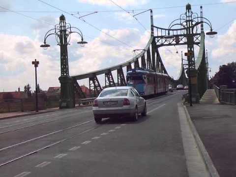 Tramvai trecând podul Traian din Arad