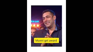 Download lagu Munni gets an award in front of Salman Khan and team #shorts #short video #harshal malhotra   💗😂💗 mp3