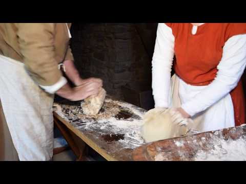 Diu Roetelincers: Backen von Sauerteigbrot im Lehmofen
