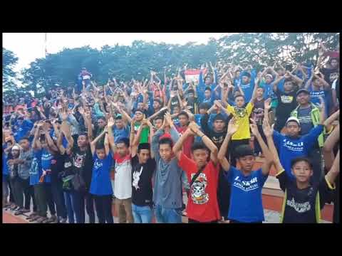 Merinding supporter Laskar Lemah Lanang mengumandangkan Sholawat Asyghil di Stadion Candradimuka