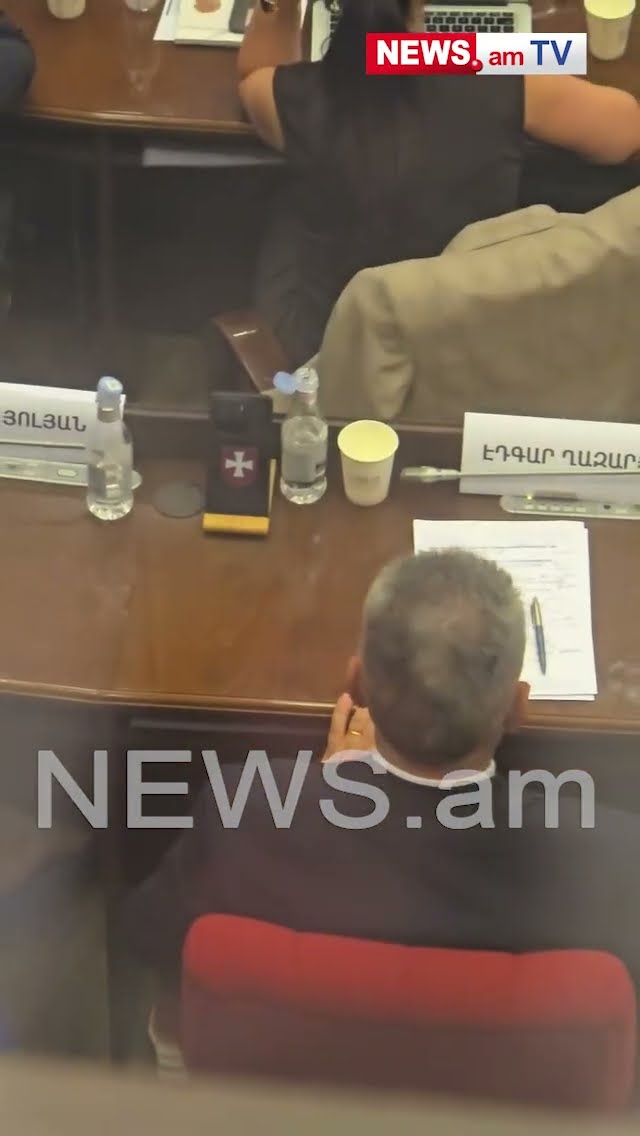 Խաչով հեռախոսը պատգամավոր սեղանին