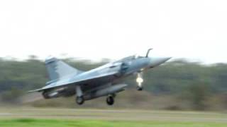 preview picture of video 'Mirage 2000 decolando em Pirassununga'