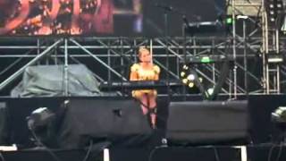 Little Boots performing "Crescendo" in China