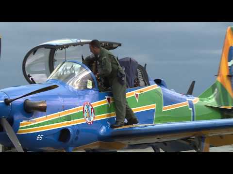 REESTREIA - Pilotos da Esquadrilha da Fumaça comemoram nova fase