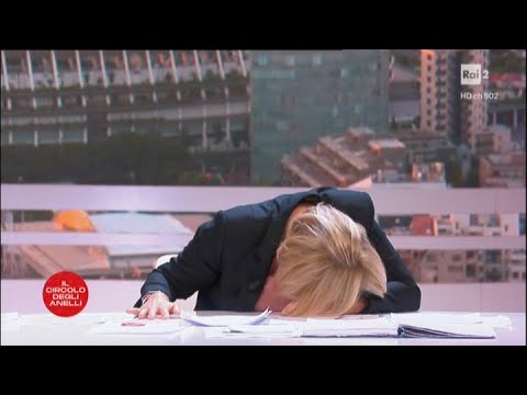 #alessandra de stefano stramazza dalle risate in studio