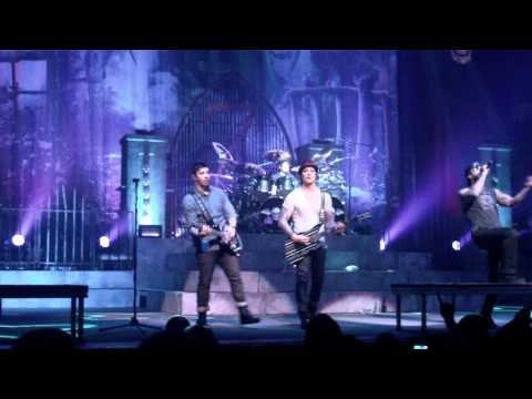 Avenged Sevenfold - Danger Line (Live, 02/13/2011)