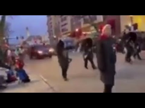 شاهد.. سيارة تندفع صوب عرض في ويسكونسن الأمريكية