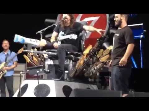 Foo Fighters lets Fan Play Drums - Big Me