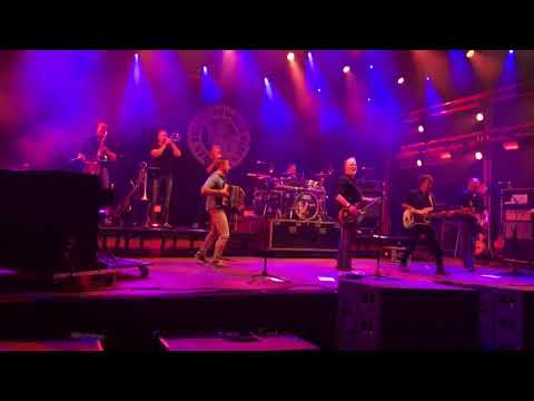 Rowwen heze @ pop on top 2018