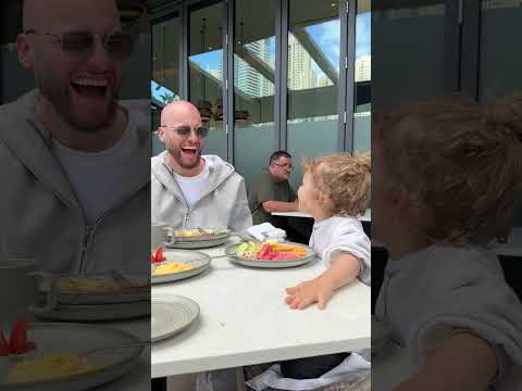 Nu încerca să-i iei gogoașa copilului