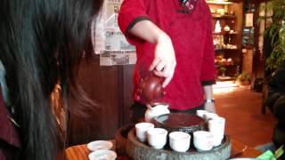 preview picture of video 'Making tea at Jiufen old street'