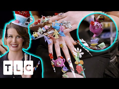 Lexi veranstaltet eine ganze Teeparty auf den Nägeln ihrer Kunden mit einer Mini-Teekanne, aus de...