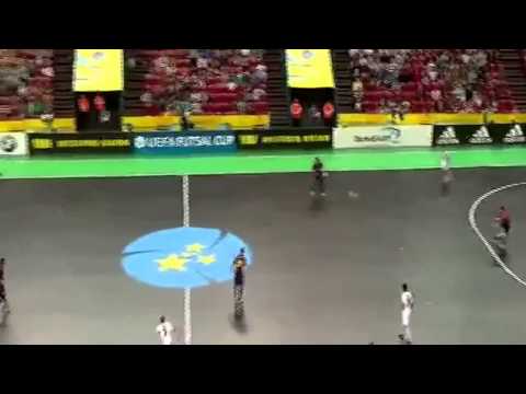Léo Higuita do AFC Kairat  Cazaquistão na final da UEFA FUTSAL CUP 2014 2015