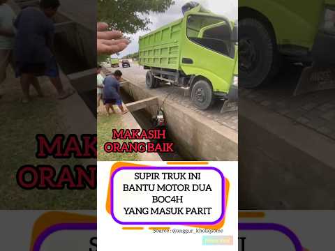 SUPIR TRUK BANTU MOTOR DUA BOC4H YANG MASUK PARIT..!!