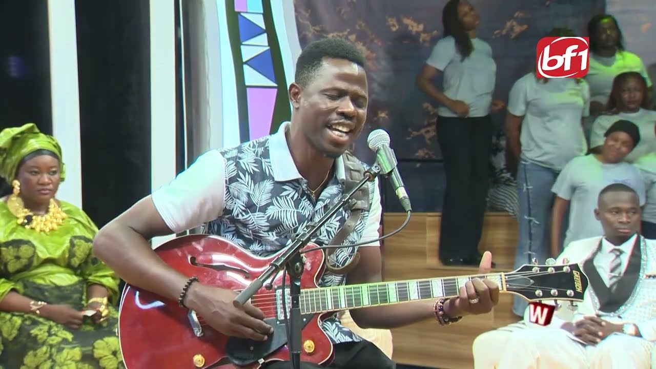 L'artiste Kũny interprète son titre " Béogo " en live sur la scène de Reem Wakato