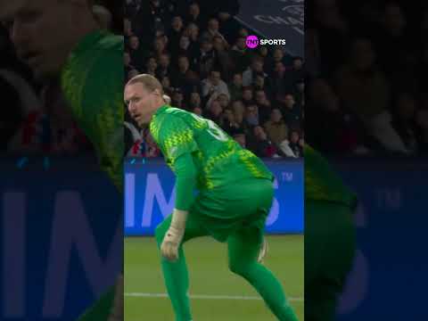 LEMBRA DELE, TORCEDOR DO FLA? SAFONOV DEFENDEU UM CARA A CARA E O ZAGUEIRO LEVOU NA CARA #shorts