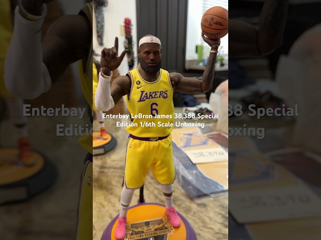 Vídeo relacionado con The Noble Collection Figura maleable Lebron James 19cm