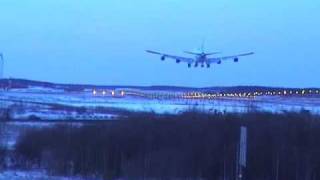 preview picture of video '747 landing and 777 taking off at Arlanda'