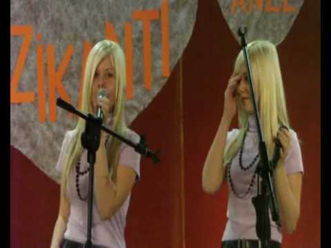 Dvojčici Sara in Teja