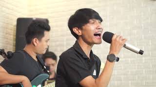 Download lagu Mahkota Band - Benci tapi rindu (LIVE) mp3 Download lagu Mahkota Band - Benci tapi rindu (LIVE) mp3