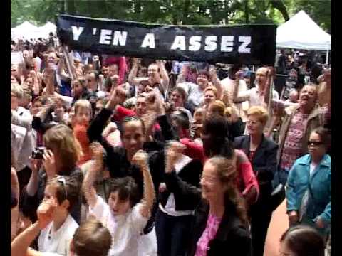 Une chorale d'enfants qui manifeste - Y'EN A ASSEZ POUR TOUT LE MONDE - Les Enfantastiques