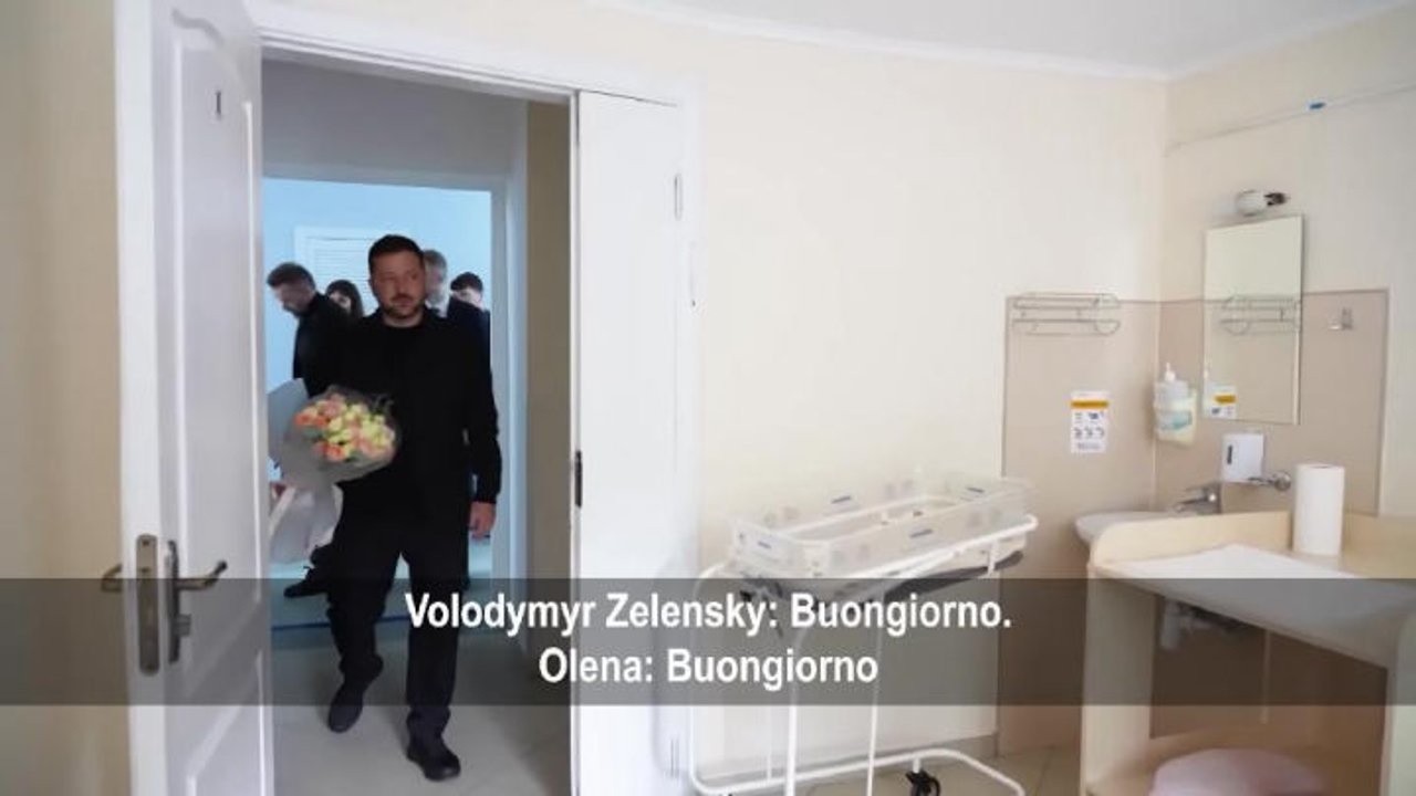 Zelensky porta fiori a neomamma a Odessa: Partorito durante l'allarme aereo