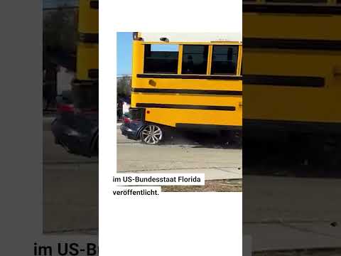 Video Thumbnail: Sportwagen kracht in Schulbus