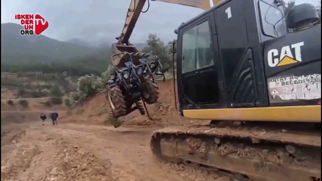 Amanoslar’da Traktör Şarampole Yuvarlandı