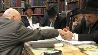 מעמד מכירת חמץ בבית מרן הרב עובדיה יוסף זיע"א • ערב פסח תשפ'ה (הרב בן ציון מוצפי) - התמונה מוצגת ישירות מתוך אתר האינטרנט יוטיוב. זכויות היוצרים בתמונה שייכות ליוצרה. קישור קרדיט למקור התוכן נמצא בתוך דף הסרטון