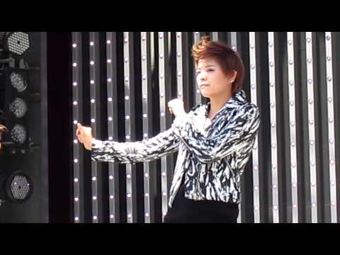 [110911] f(x) - "Hot Summer" @ Universal Citywalk Hollywood (Amber Fancam)