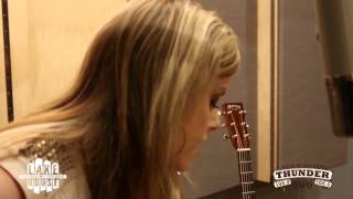 Lindsay Ell performs &quot;Listen To My Heartbeat&quot;